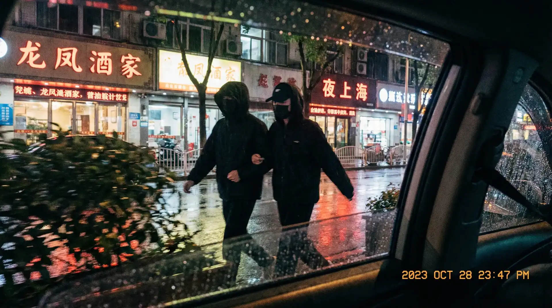 环亚娱乐 - 顶流明星深夜密会现场抓拍照片